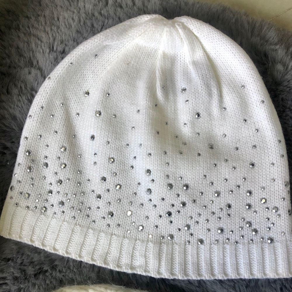 White studded beanie